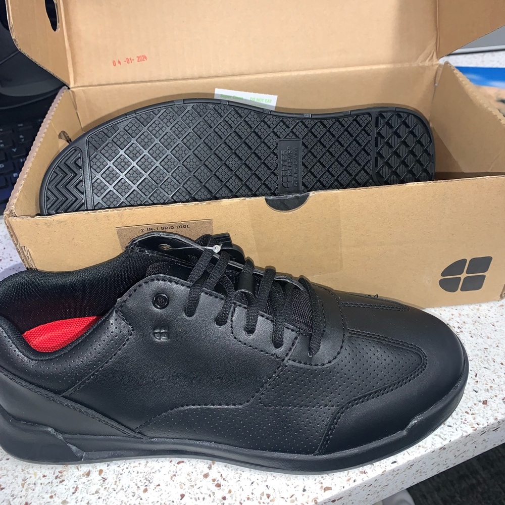 Nonslip food service shoes